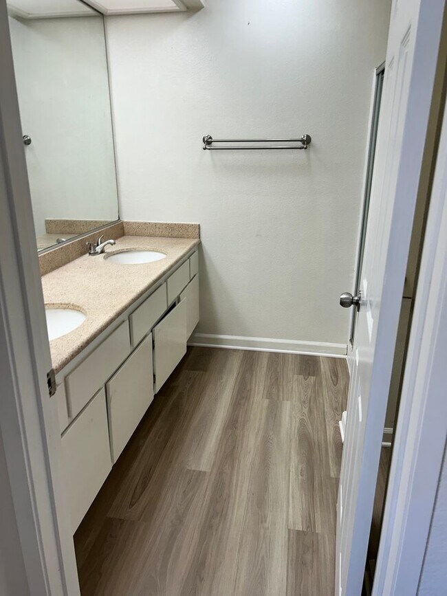 Building Photo - Beautiful 2b2.5b Condo in a great area of South Gardena features central AC, Fireplace, Washer/Dr...