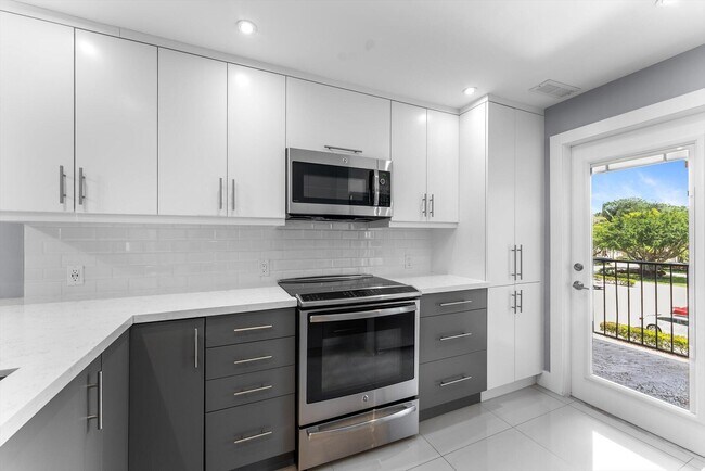 Building Photo - 3200 N Palm Aire Dr