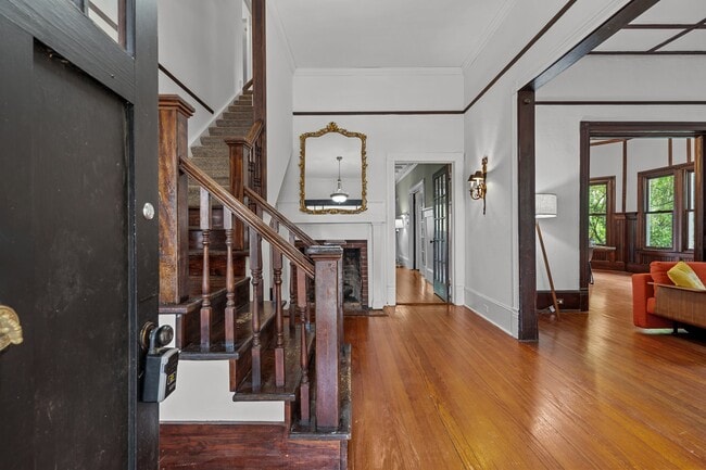 Building Photo - 802 N Poplar St