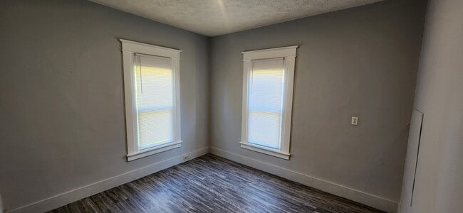 Building Photo - 115 E Conron Ave