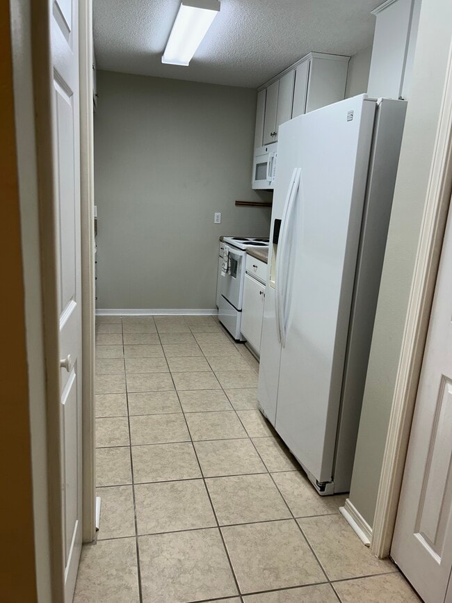 Building Photo - 9474 Villas Dr