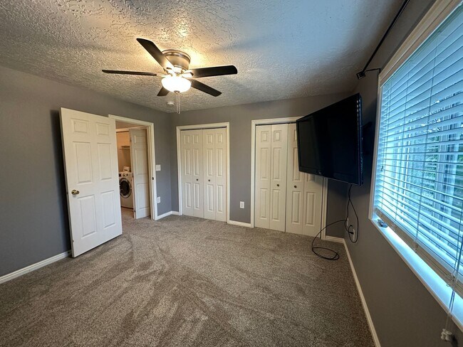 Building Photo - Cute and Cozy 2 Bed, 1.5 Bath Townhome in the Meadows!