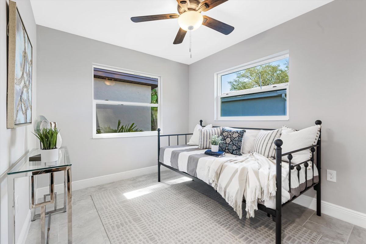 Building Photo - 1003 April Ln