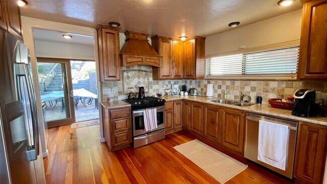 Building Photo - Ocean View 3-Bedroom House on Bay St. walkable to the Beach