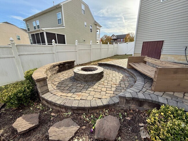 Building Photo - 4818 Summerside Dr