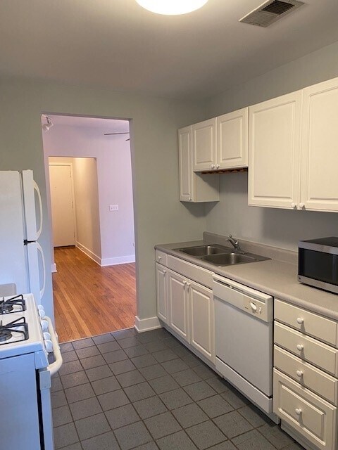 Kitchen - 3851 N Southport Ave