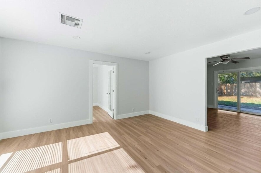 Building Photo - 3923 Hickok Ln