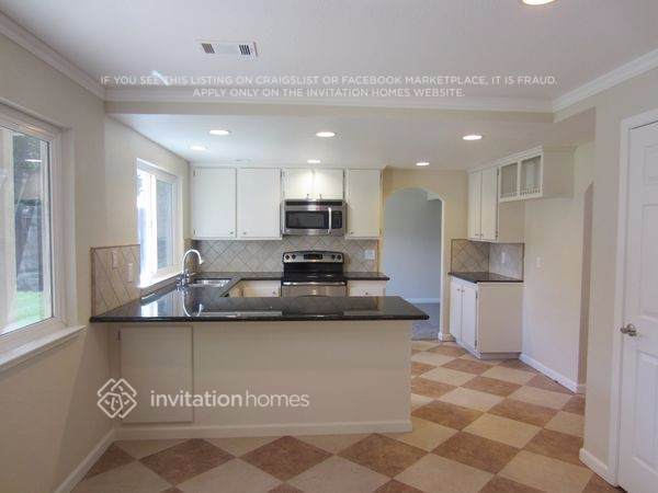 Building Photo - 160 Lakehurst Dr