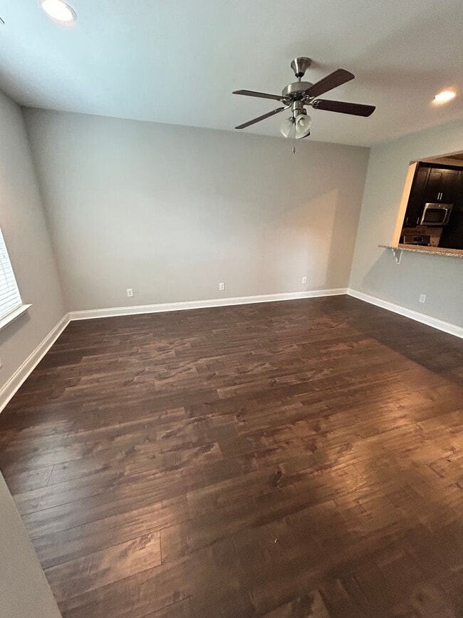 Building Photo - 3 Bedroom 3.5 Bath Spacious Townhome