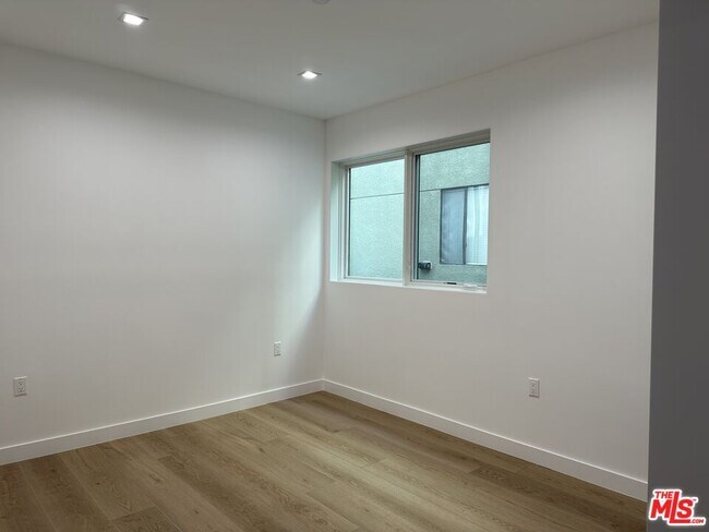 Building Photo - 9842 Vidor Dr