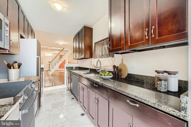 Building Photo - TWO BEDROOM TWO BATHROOM TOWNHOUSE AVAILABLE FOR SEPT 1ST MOVE-IN!!!!