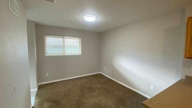 Building Photo - 2 Bedroom 2 1/2 Bathroom Brighton Condo