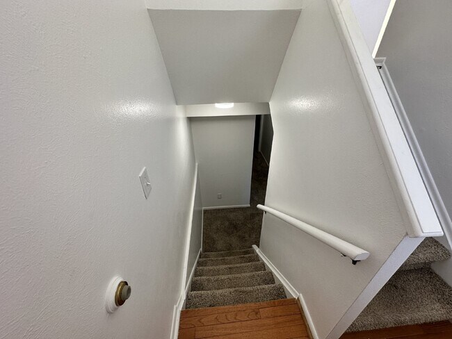 Building Photo - "Charming 3-Bedroom Condo with Hardwood Floors & 2 Full Baths in Golden, CO!"