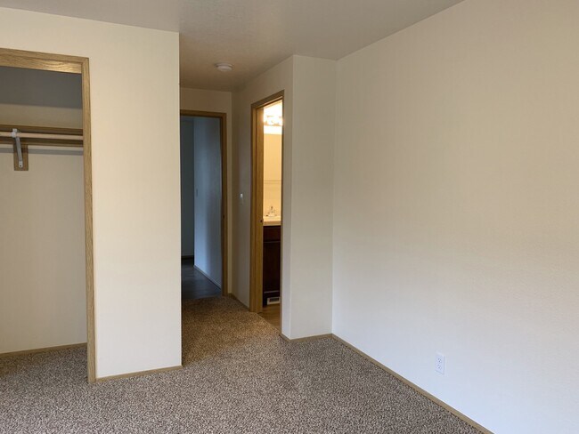 Building Photo - Quiet 4 bedroom two bath home in Aloha