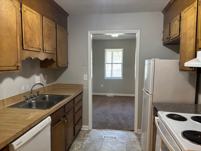 Building Photo - Spacious 2 Bed, 1 Bath Minutes from Uptown