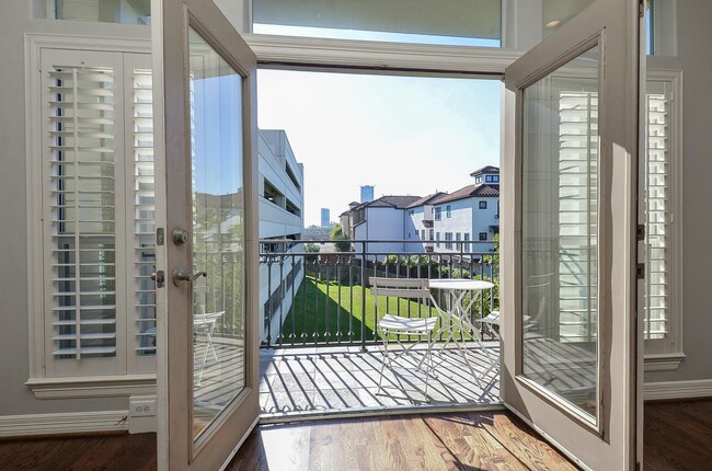 Building Photo - 625 Hartman St