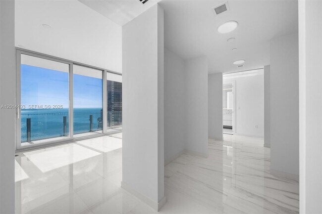 Building Photo - 300 Biscayne Blvd Way