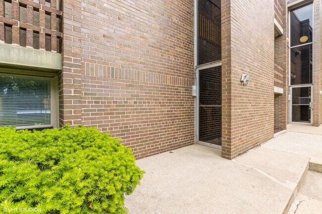 Building Photo - 425 South Blvd