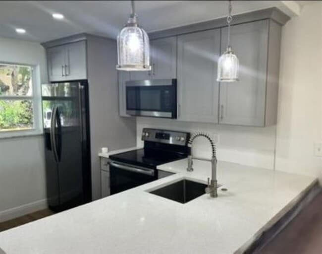 Building Photo - 207 Tropic Isle Dr