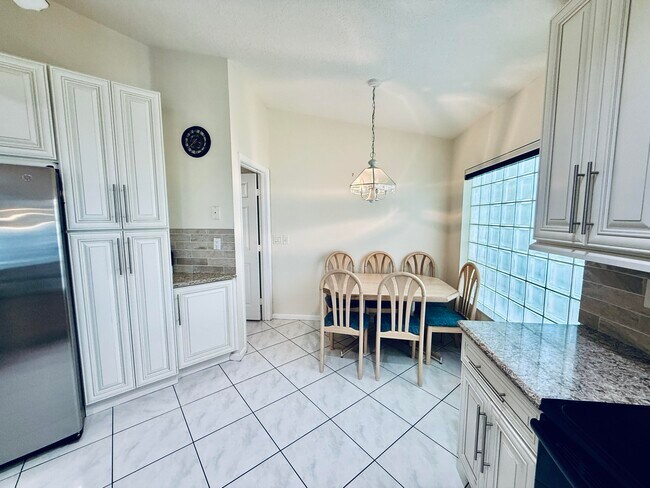 Building Photo - 10921 Royal Caribbean Cir