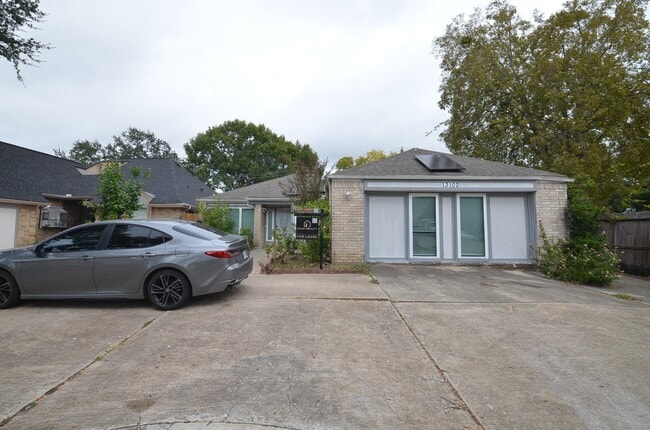 Building Photo - 13102 Richmond Ave.