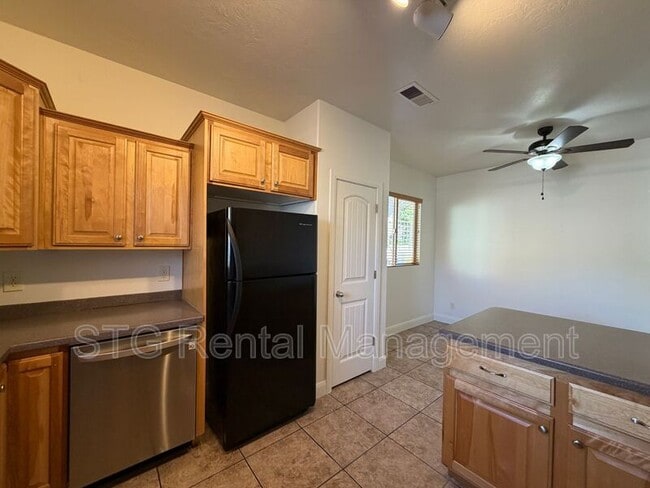 Building Photo - 449 W 500 N