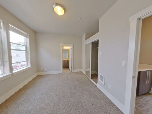 Building Photo - Greek Street Townhomes (335)