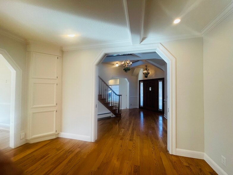 Building Photo - 200 Iris Way