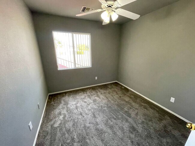 Building Photo - Nice 3 bedroom, 2.5 bathroom home in quiet neighborhood