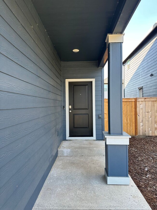 Building Photo - Newer 4 bedroom 2.5 bathroom house!