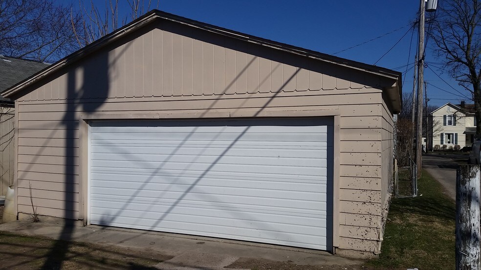 Building Photo - 315 S Maple St