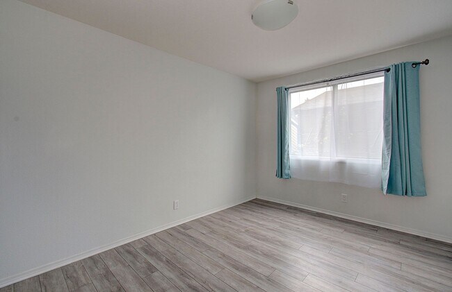 Building Photo - Cozy 2 bdrm 2 bath Condo - HALF OFF the 1s...
