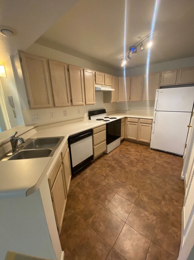 Building Photo - GREAT LOCATION 2 Bed 2 Bath Condo in Hunter's Ridge-Available May 5th