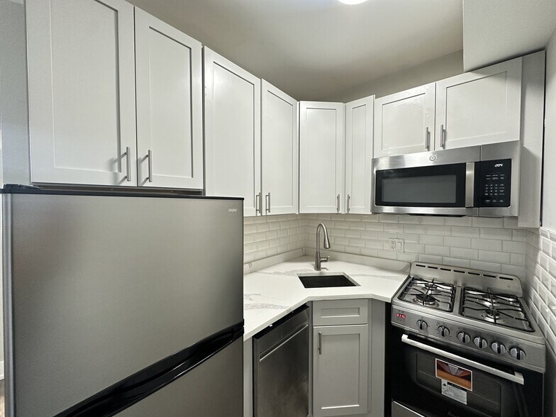 Building Photo - 553 W Belmont Ave