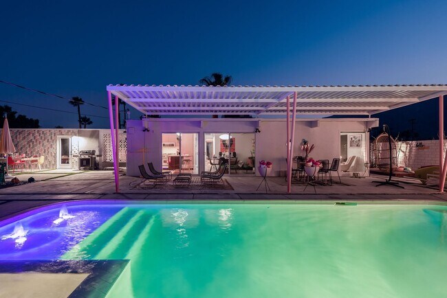 Building Photo - Retro Chic Oasis Saltwater Pool, Spa & Mnt...