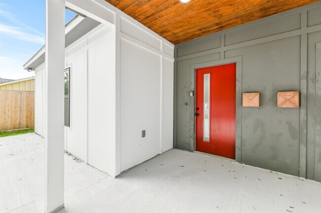 Building Photo - 6103 Cavalier St