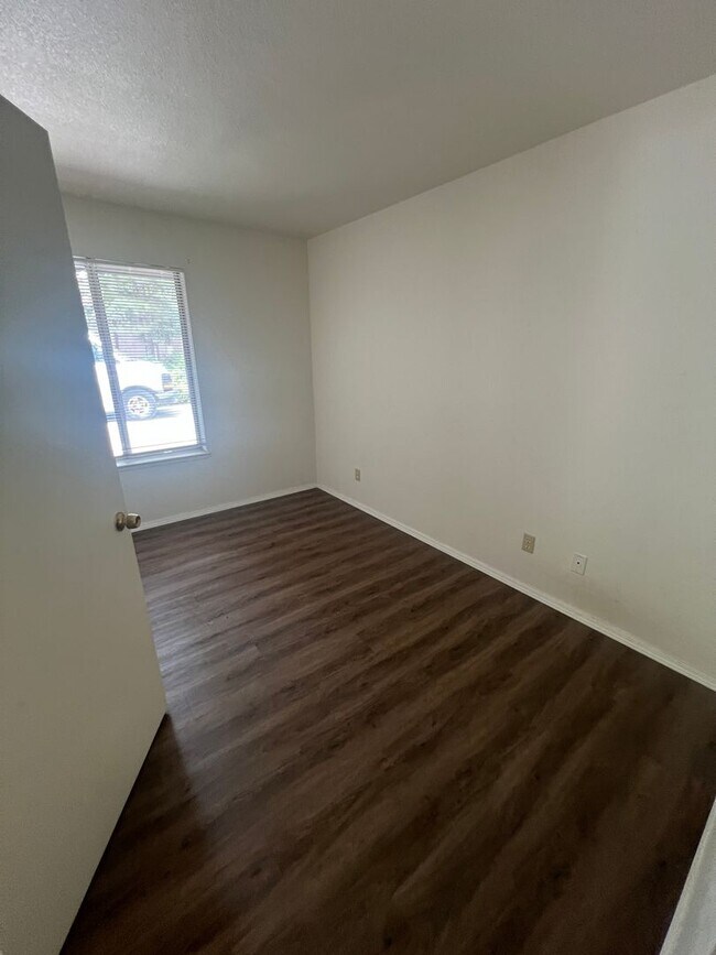 Building Photo - (LEASE PENDING) 1 Bedroom Condo at University Meadows - $1,450.00