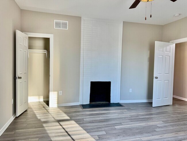 Building Photo - 218 College St