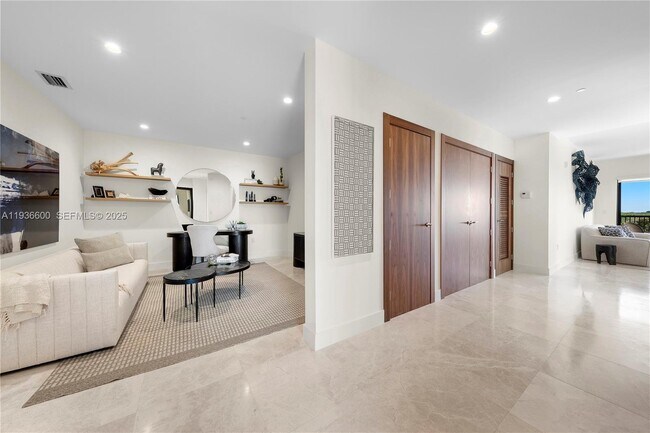 Building Photo - 701 Valencia Ave