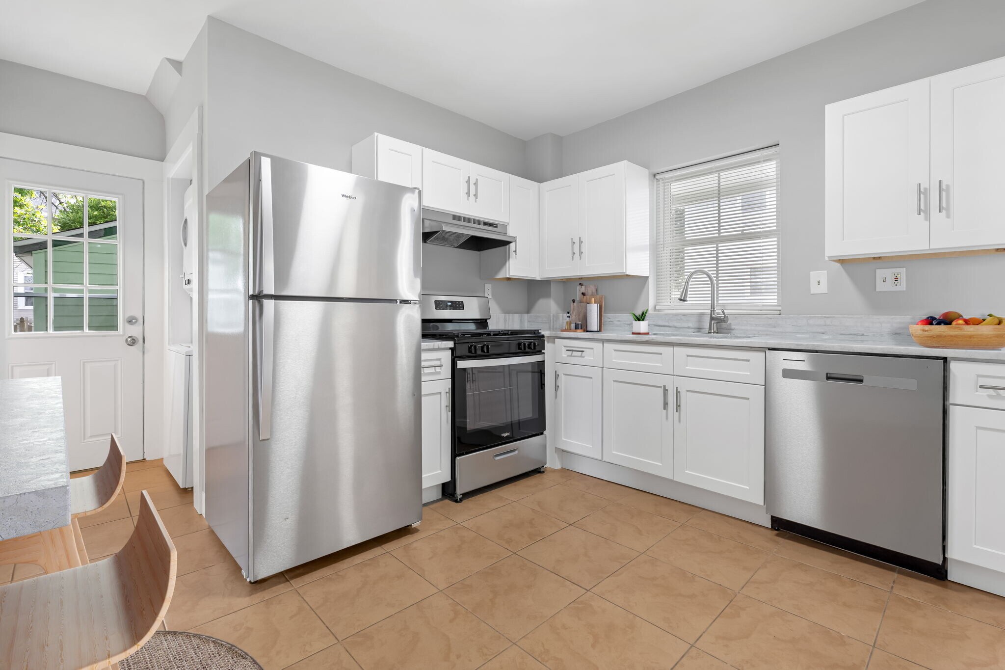 Building Photo - 666 Main St