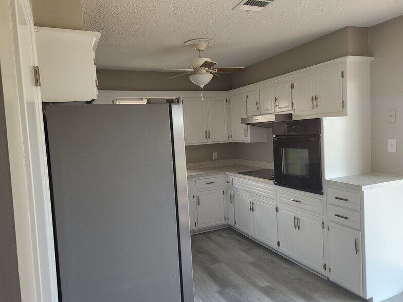 Building Photo - 2001 N McKinley Ave