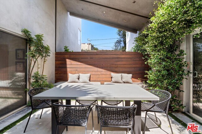 Building Photo - 720 Brooks Ave