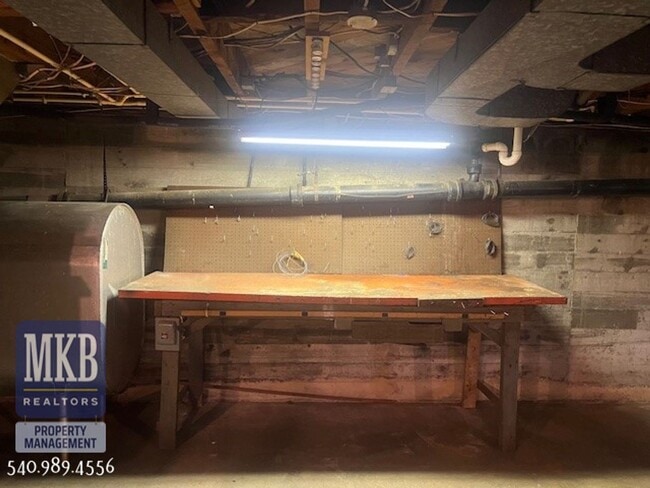 Building Photo - 2-Possibly 3 Bedroom completly remodeled h...