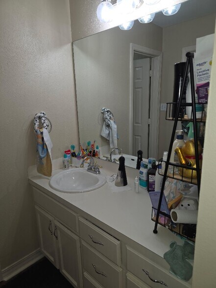 Building Photo - 712 Yorktown Ct