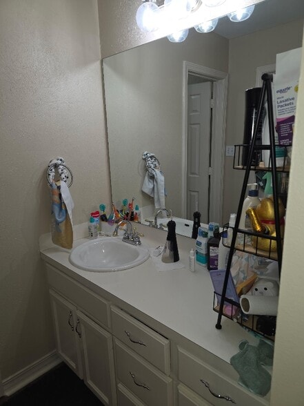 Building Photo - 714 Yorktown Ct