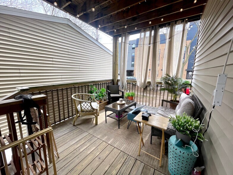 Building Photo - 601 NE Main St