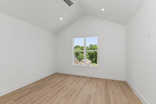 Building Photo - 3348 Sauer St