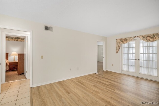 Building Photo - 210 E Glassboro Ct