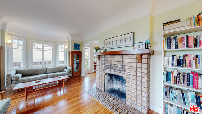 Building Photo - 3627 Crestmont Ave