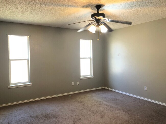Building Photo - Pre-Leasing Self Showing - 4 bed 2 bath Mo...